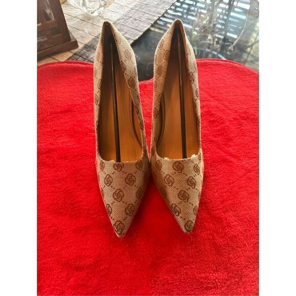 Beautiful tan/brown flower printed pumps with gold heel. - Picture 10 of 14